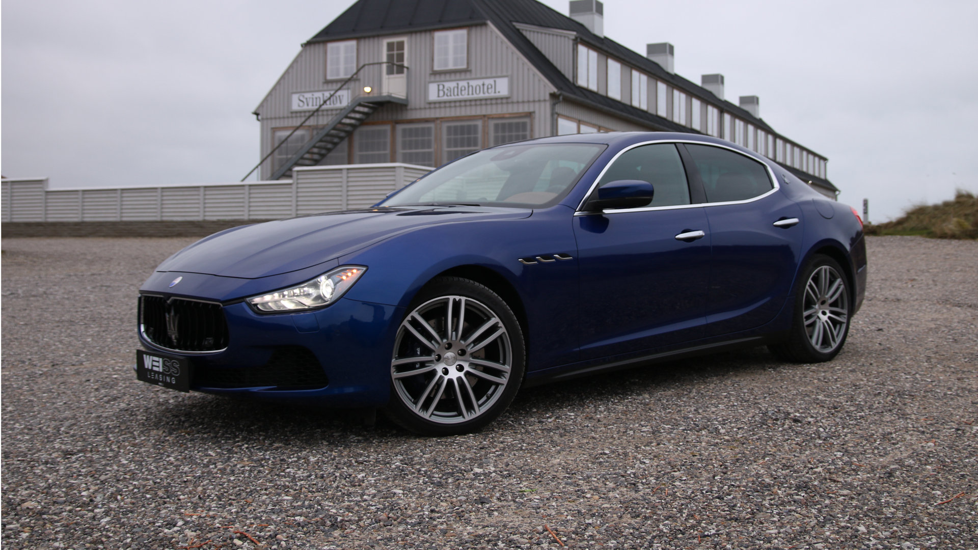 Blå Maserati Ghibli foran Svinkløv Badehotel